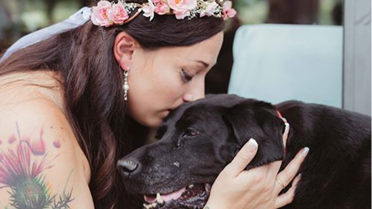 Vjenčana kuma nosila psa koji umire do oltara kako bi bio sa svojim vlasnicima